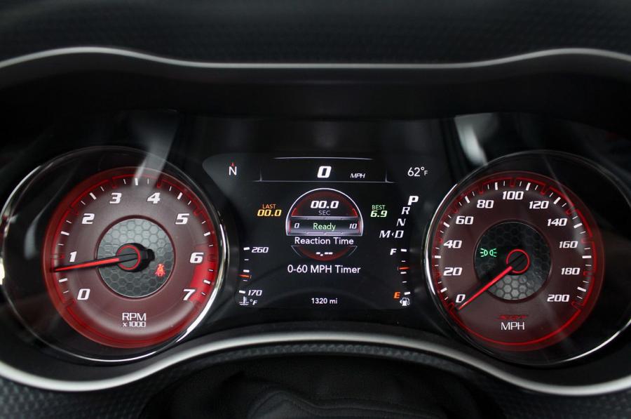 Панель приборов Dodge Charger SRT Hellcat 2015 года  (фото 105 из 111)
